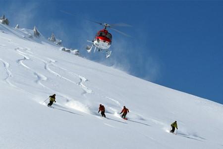 helikopter i narciarze