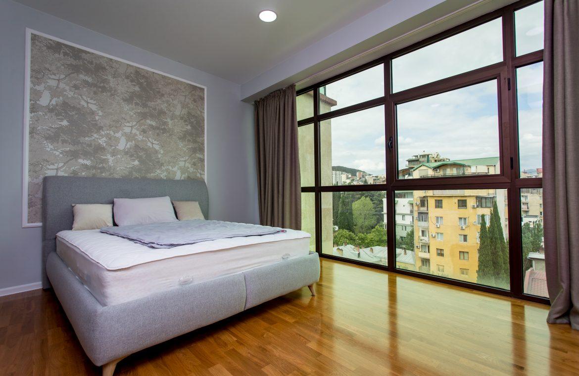 Apartament Tbilisi łóżko okno